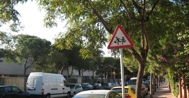 Señal de tráfico que avisa de la proximidad de la 'Escola Gavà Mar' (4 de Enero de 2009)